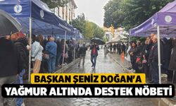 Başkan Şeniz Doğan'a Yağmur Altında Destek Nöbeti