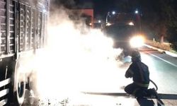 Seyir Halindeyken Alev Alan Tır Korkuttu, Sürücünün Dikkati Faciayı Önledi!