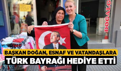 Başkan Doğan, Esnaf ve Vatandaşlara Türk Bayrağı Hediye Etti