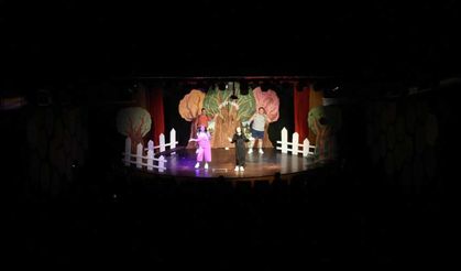Minikler, Merkezefendi Kent Tiyatrosu’nun Oyununu Keyif Alarak İzledi