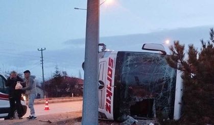 Denizli-Antalya Karayolu'nda yolcu otobüsü devrildi: 12 yaralı