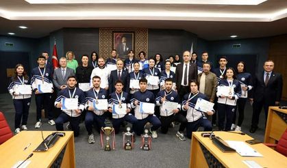 Rektör Güngör, Dereceye Giren PAÜ’lü Sporculara Teşekkür Belgesi Verdi