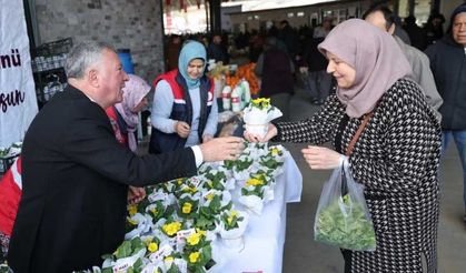 Honaz Tohum Merkezinde yetiştirilen çiçekler kadınlara hediye edildi