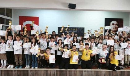 Merkezefendi'nin gururu öğrenciler zeka oyunlarında kürsüye çıktı