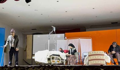 ‘Kırık Işıklar’ tiyatro oyunu ayakta alkışlandı