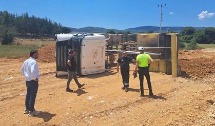 Denizli Yolunda Korkutan Kaza! Kum Boşaltırken Devrilen Kamyonun İmdadına O Doktor Yetişti