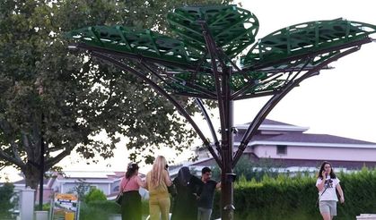 Büyükşehir, Koşu Yolu’nda Güneş Enerjili "Solar Ağaç" Dönemini Başlattı!