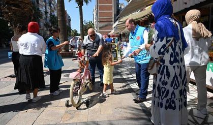 Denizli'de Mevlid Kandili’nde Vatandaşlara 571 Gül Dağıtıldı