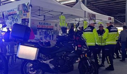 Jandarma sürücülere reflektörlü yelek hediye etti