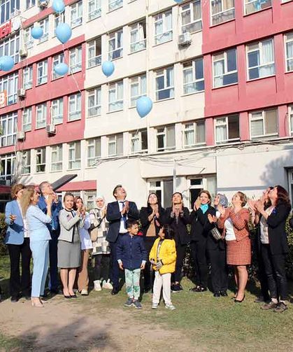 Mavi balonlar diyabete farkındalık için gökyüzüne bırakıldı