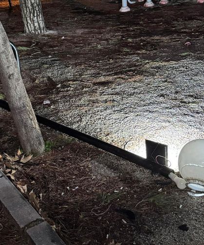 Buldan’da çocuk parkındaki aydınlatma direği tehlike saçıyor