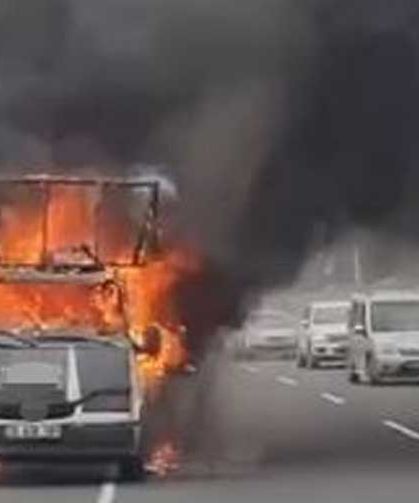 Denizli'de seyir halindeki araç alevlere teslim oldu