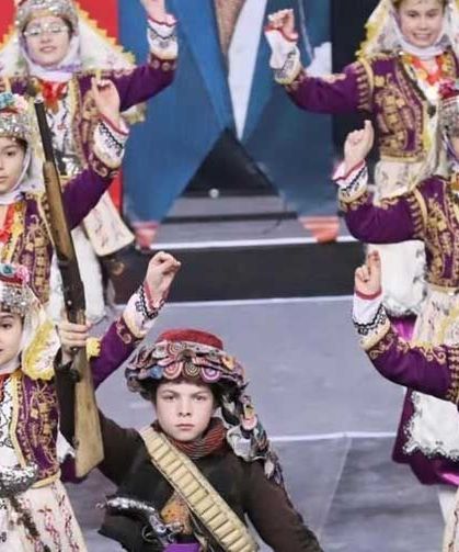 Halk oyunlarında sahne okulların