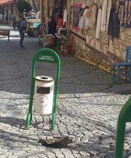 Tarihi altyapı çöktü, yol trafiğe kapatıldı