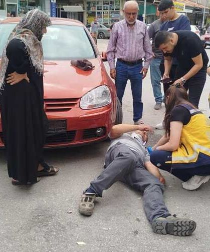Denizli'de Otomobilin Çarptığı Belediye Personeli Hastanelik Oldu