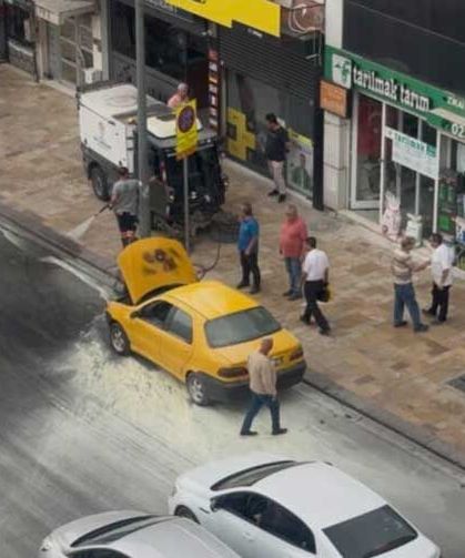 Denizli'de Yanan Otomobili Belediye İşçileri Söndürdü
