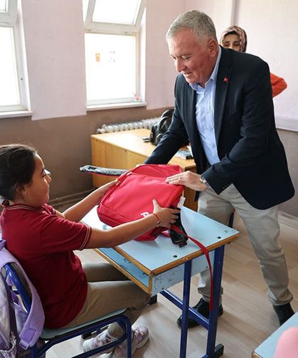 Honaz'da Eğitime Büyük Destek: 800 Öğrencinin Çantası Belediyeden!