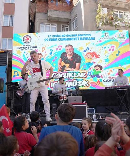 Denizli Büyükşehir’le Cumhuriyet coşkusu okullara taştı