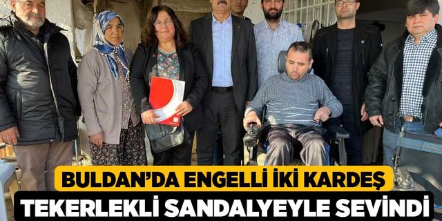 Buldan’da engelli iki kardeş tekerlekli sandalyeyle sevindi