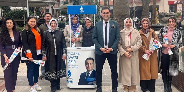 Deva Partisi Denizli Teşkilatı 8 Mart'ta Karanfil Dağıttı