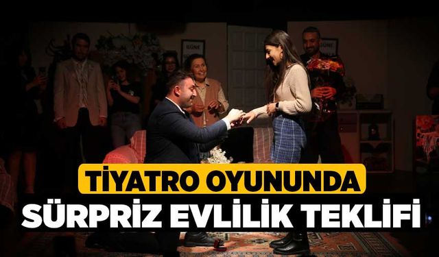 Tiyatro oyununda sürpriz evlilik teklifi