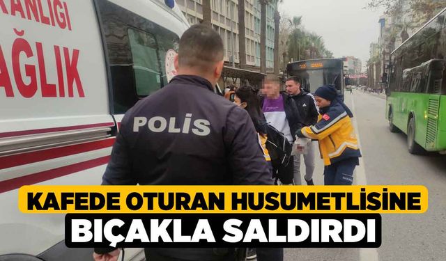 Kafede oturan husumetlisine bıçakla saldırdı