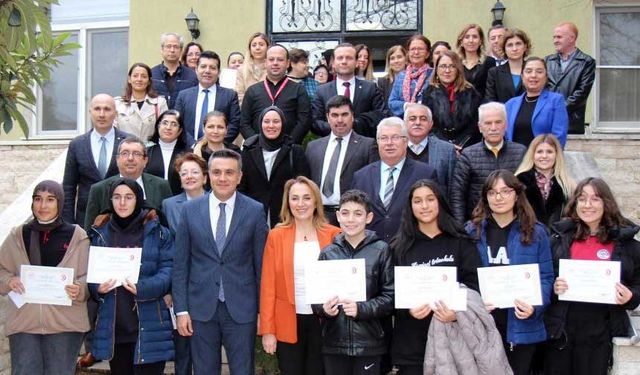 Veremi en iyi çizen ve yazıya döken öğrenciler ödüllerini aldı