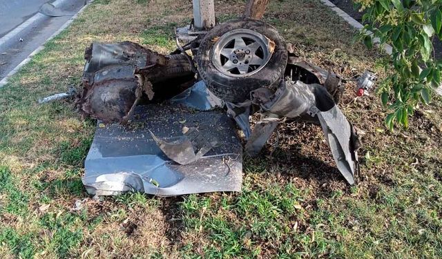 İzmir asfaltında Kaza, Ağaçlara çarpan Otomobil Parça Parça Oldu 5 Yaralı