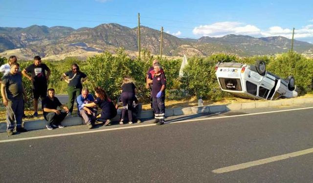 Takla atarak ters dönen otomobilden burunları kanamadan çıktılar