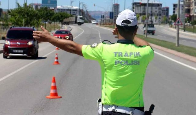 2025 trafik cezaları belli oldu, Kırmızı Işıkta Geçen ve Cep Telefonuyla Konuşan Yandı