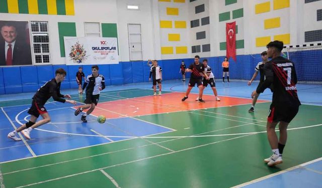 Okul sporları hentbol gençler müsabakaları sona erdi