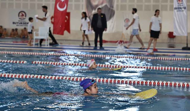 Belediyenin Kurslarında Yüzme Öğrendiler, Yüzme Şenliğinde Yarıştılar