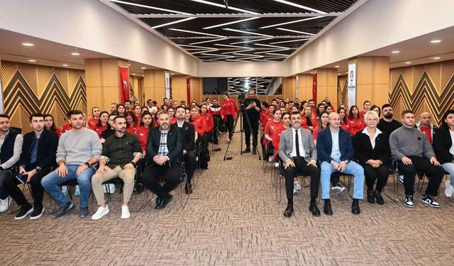 Denizli Büyükşehir sporda performans ve motivasyon eğitimi verdi