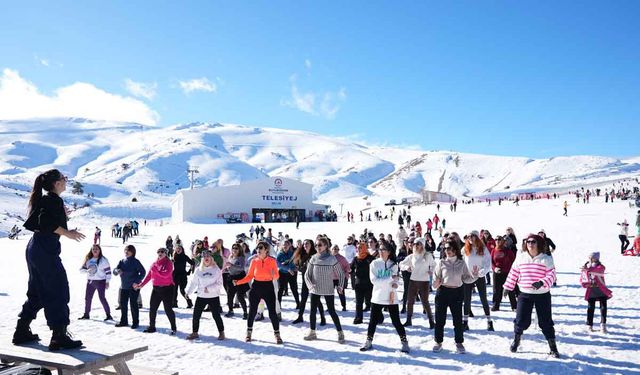 Denizli Kayak Merkezi’nde kar üstünde zumba gösterisi