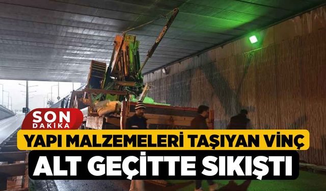 Yapı malzemeleri taşıyan vinç alt geçitte sıkıştı