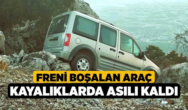 Freni boşalan araç kayalıklarda asılı kaldı