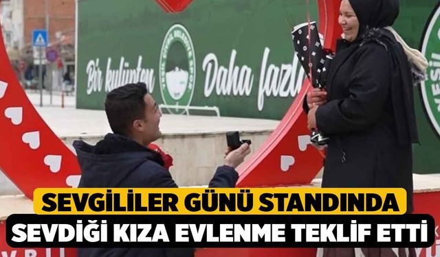 Sevgililer Günü Standında Sevdiği Kıza Evlenme Teklif Etti