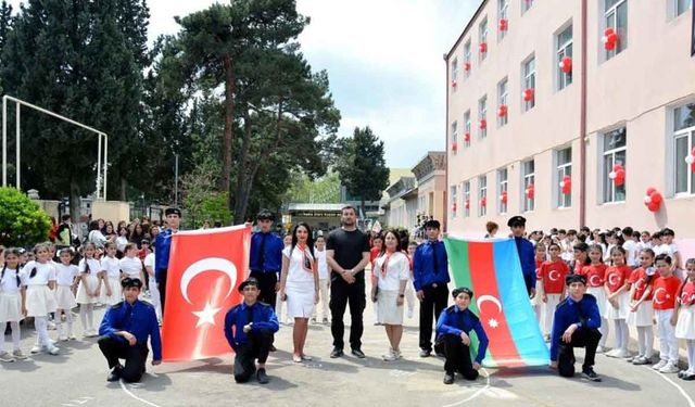 Azeri öğrenciler 23 Nisan’ı ilk defa Türk kardeşleri gibi kutladı