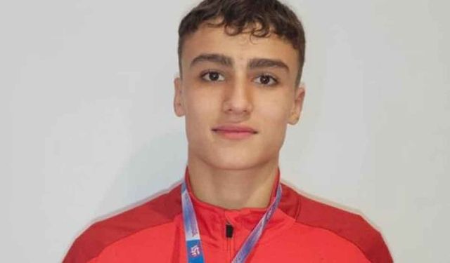 Denizlili Kaan Emirhan güreşte dünya ikincisi oldu