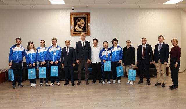 Rektör Güngör, PAÜ’lü Sporculara Hediye Takdiminde Bulundu