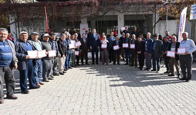 Tavas'ta zeytin seferberliği kapsamında açılan Tarla Okulu ilk mezunlarını verdi