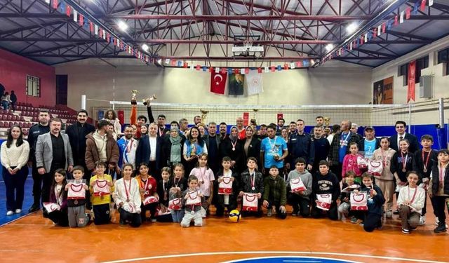 Çal'da düzenlenen voleybol turnuvasında final maçları heyecanı zirveye taşıdı