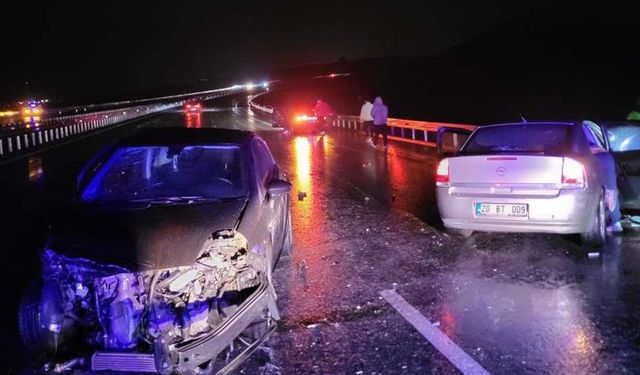 Bariyere vurup savrulan araca çarptı, 4 yaralı