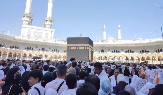 Miraç Kandilinde Kâbe’de mahşerî kalabalık