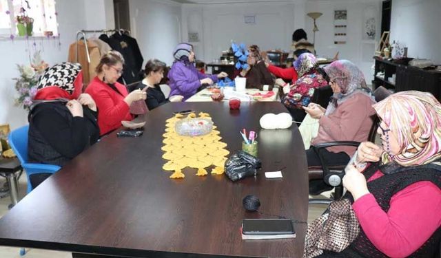 Kadınlar halk eğitimiyle hem sosyalleşiyor hem de gelir elde ediyor