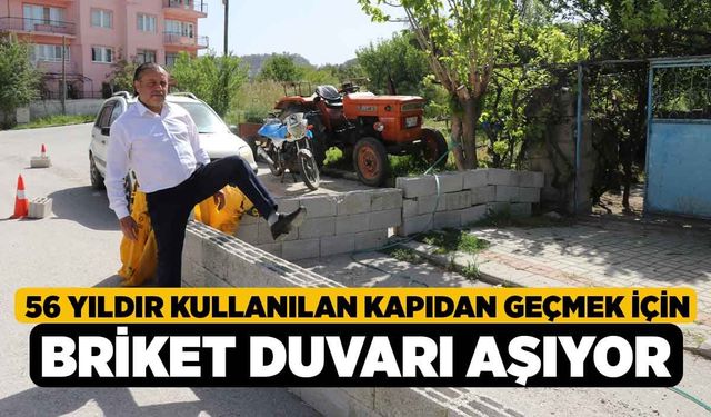 56 Yıldır Kullanılan Kapıdan Geçmek İçin Briket Duvarı Aşıyor