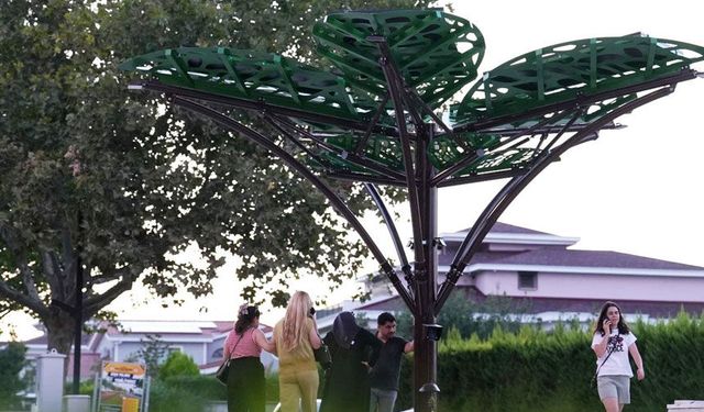 Büyükşehir, Koşu Yolu’nda Güneş Enerjili "Solar Ağaç" Dönemini Başlattı!