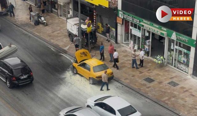 Denizli'de Yanan Otomobili Belediye İşçileri Söndürdü