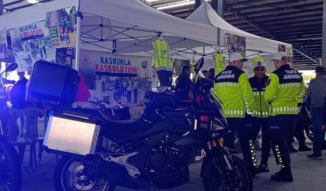 Jandarma sürücülere reflektörlü yelek hediye etti