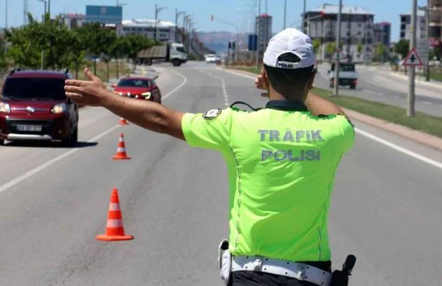 2025 trafik cezaları belli oldu, Kırmızı Işıkta Geçen ve Cep Telefonuyla Konuşan Yandı